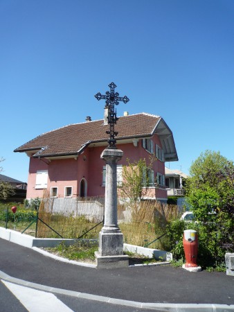 Croix de mission rond point des Neigeos Photo Seynod Patrimoine Association Amis du Vieux Seynod